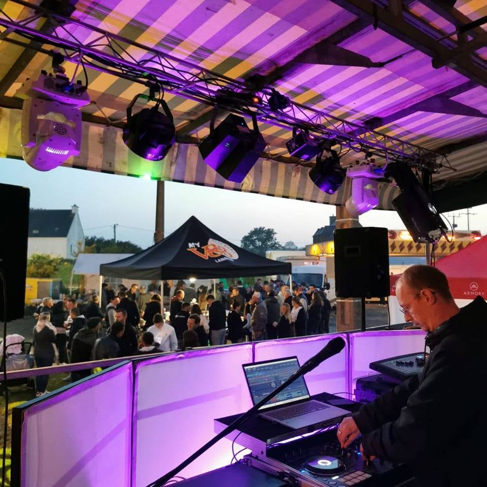 Photo originale de DJ Puls’E en train de mixer devant le public, sans retouche